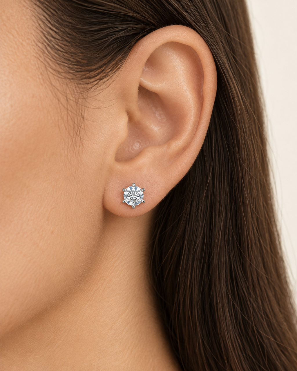 Pendientes de Grapa de Plata de Ley 925 con Moissanita Grande, detalle de la joya puesta