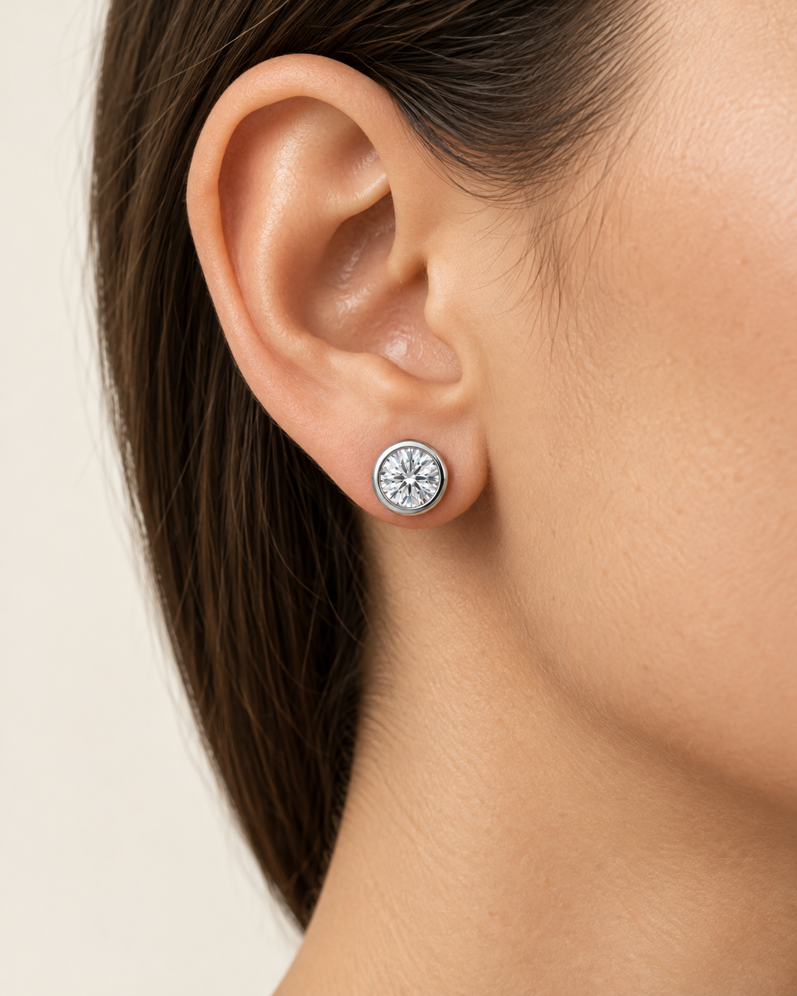 Pendientes de Bisel con Moissanita de Plata de Ley 925, detalle de la joya puesta
