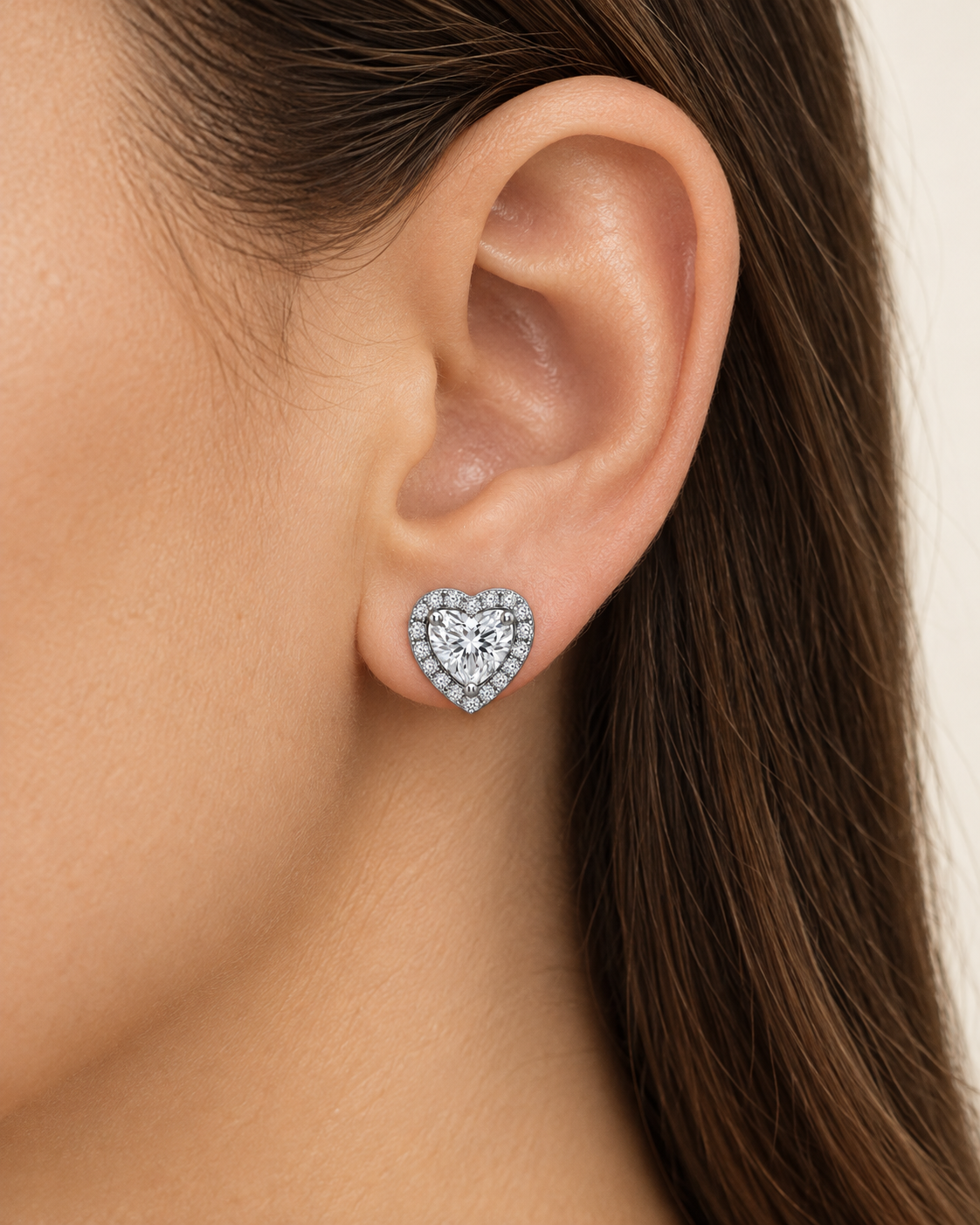 Pendientes Corazón de Plata de Ley 925 con Moissanita, detalle de la joya puesta