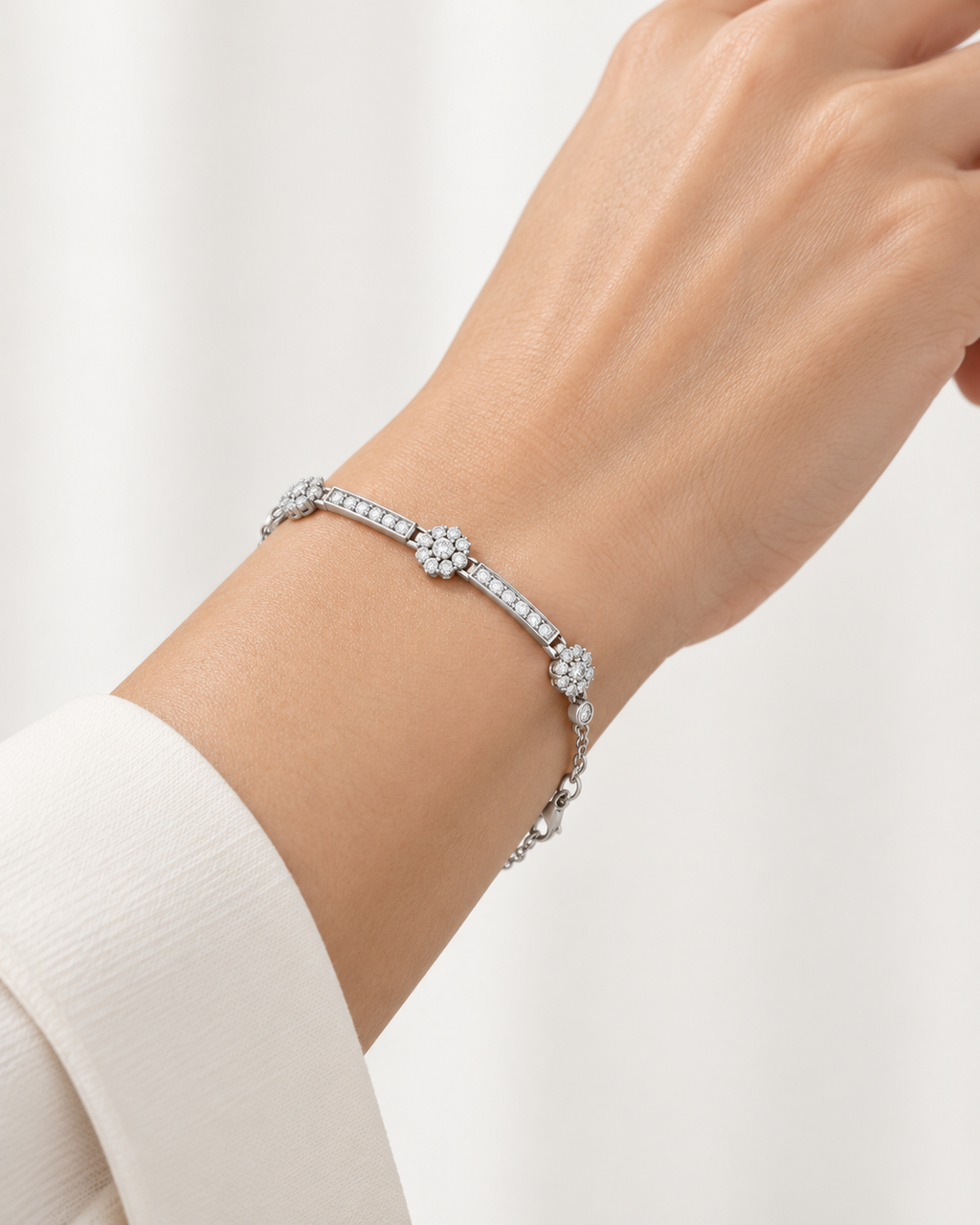 Pulsera de Plata de Ley 925 con Moissanita Grande, detalle de la joya puesta