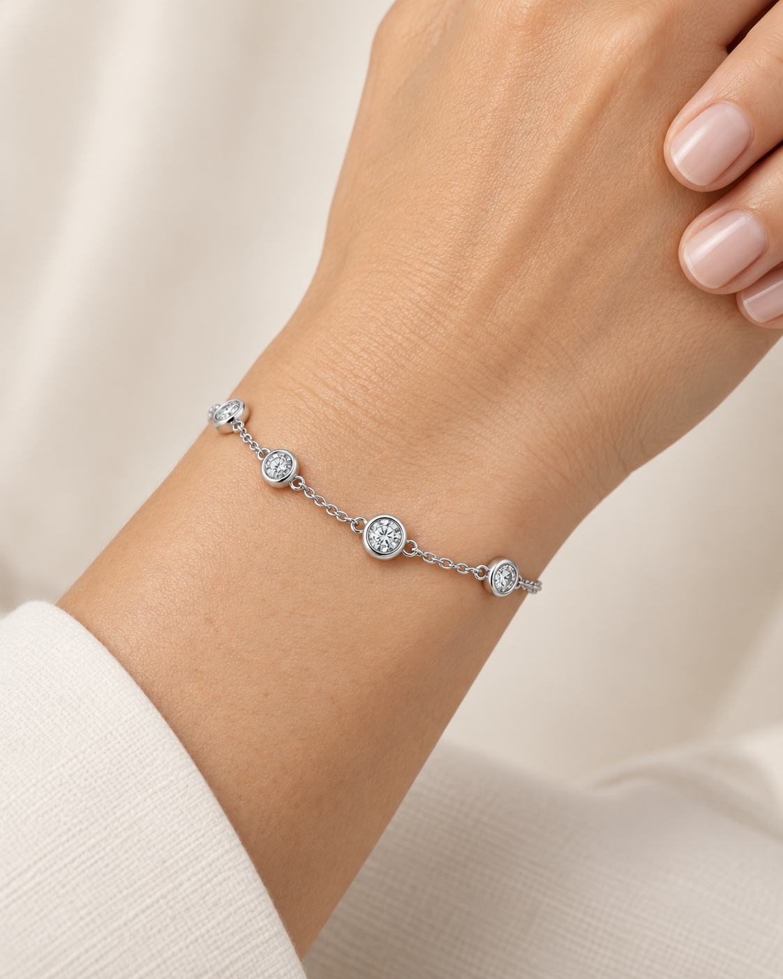 Pulsera de Plata de Ley 925 con Moissanita Pequeña, detalle de la joya puesta