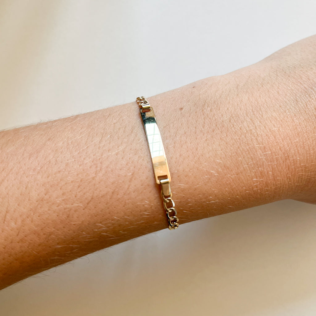 Pulsera Nomeolvides con Placa de Oro de 9 Quilates