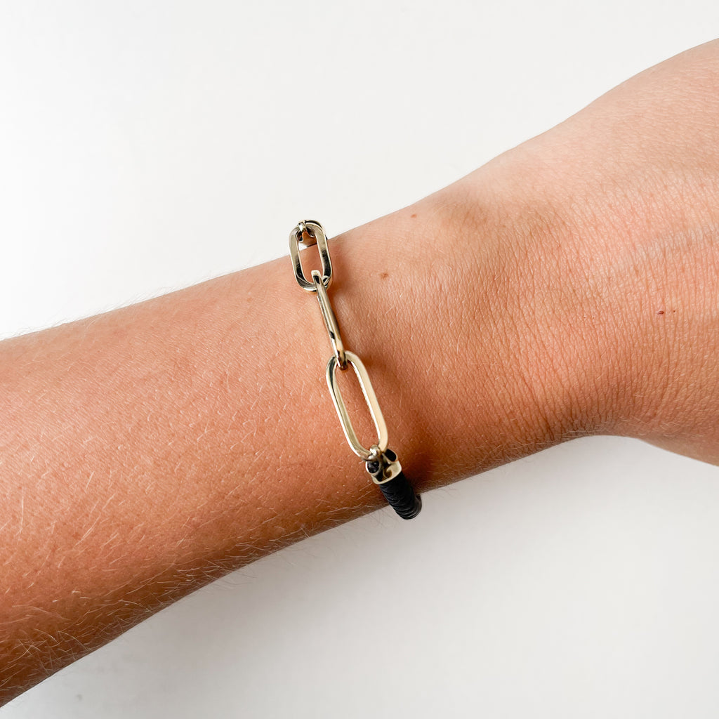 Pulsera de Cuero Negro con Eslabones de Oro de 9 Quilates
