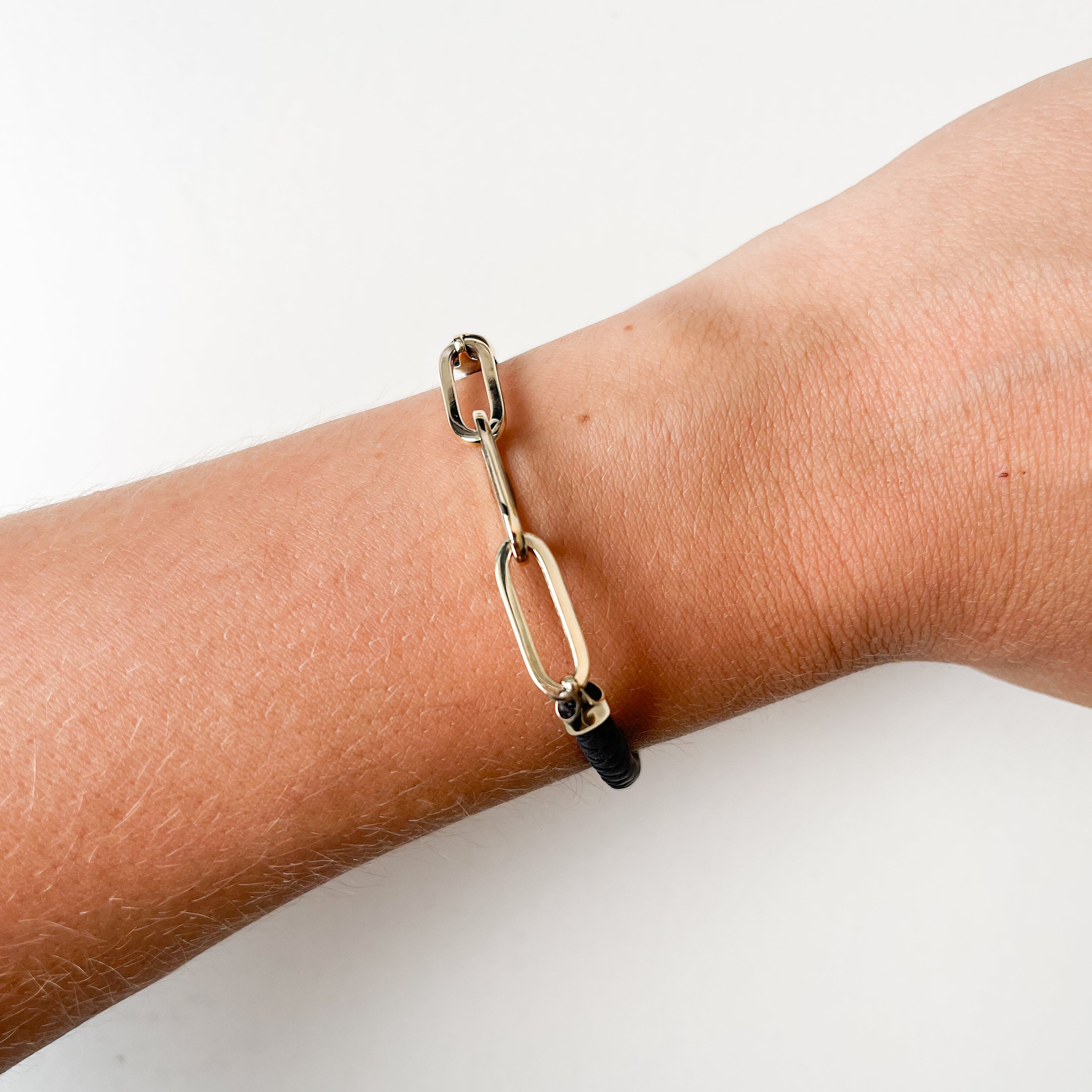 Pulsera de Cuero Negro con Eslabones de Oro de 9 Quilates