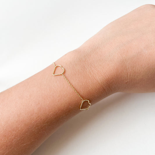 Pulsera 3 siluetas corazón en Oro Amarillo de 9 Kilates