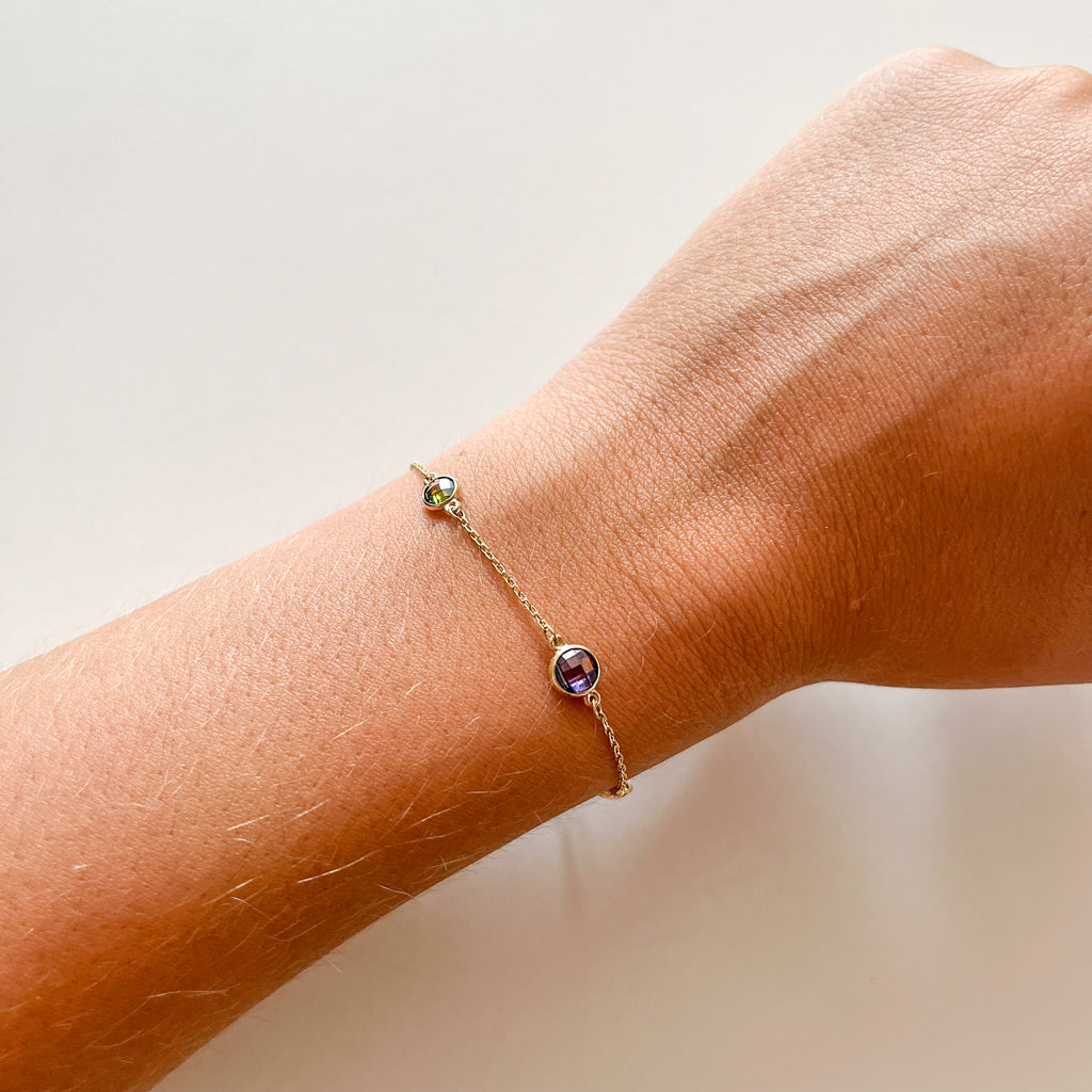 Pulsera de Oro de 9 Quilates con Cinco Circonitas de Color