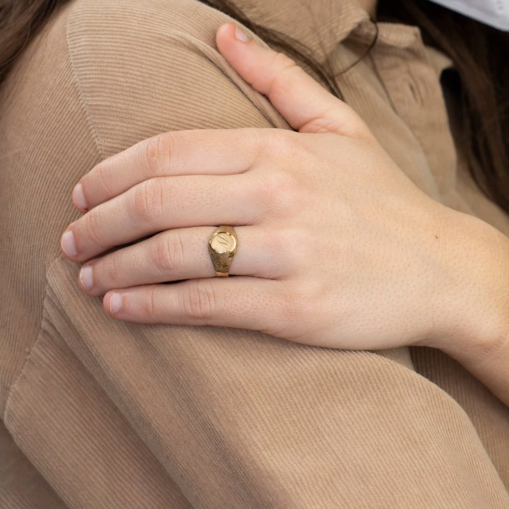 Anillo Sello Oval Cadete de Oro de 9 Quilates