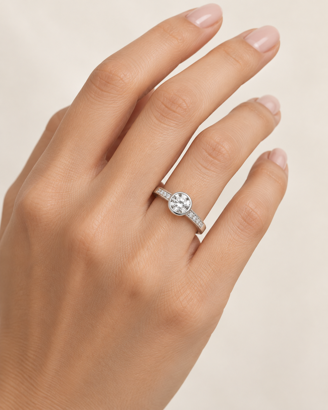 Anillo Americano de Plata de Ley 925 con Moissanita 0,50 ct, detalle de la joya puesta