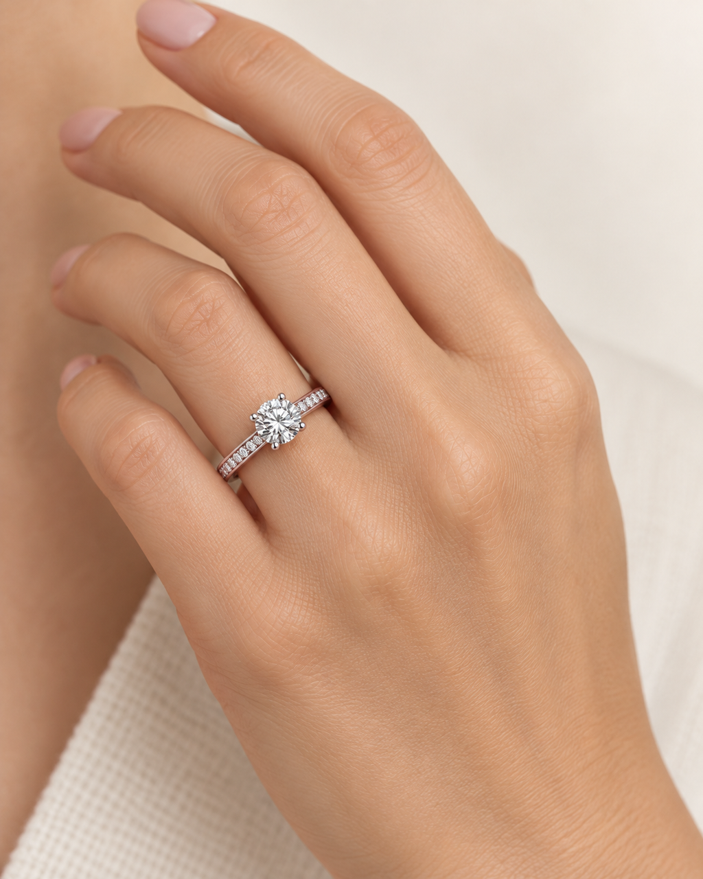 Anillo Americano de Plata de Ley 925 con Moissanita 0,40 ct, detalle de la joya puesta