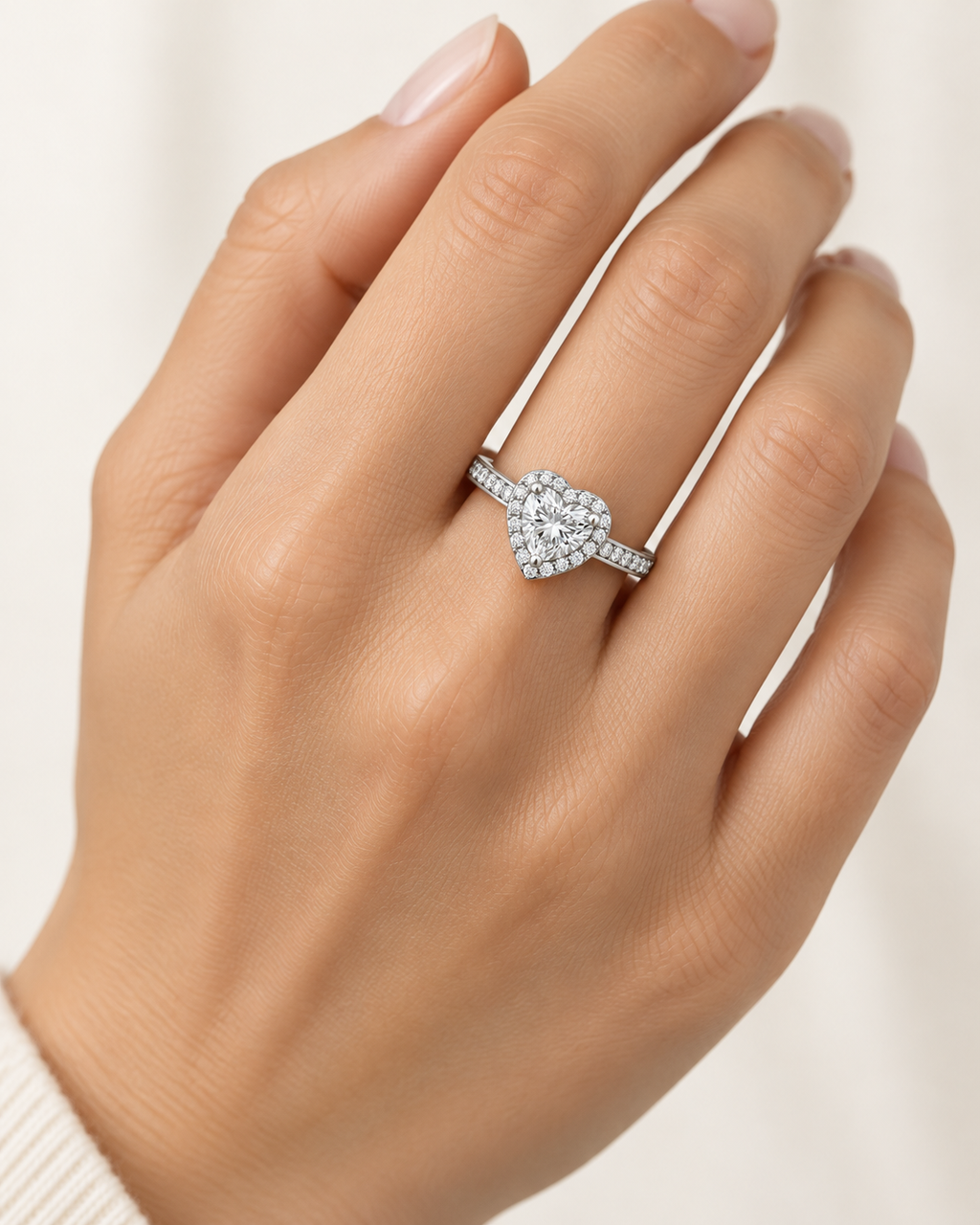 Anillo Corazón de Plata de Ley 925 con Moissanita, detalle de la joya puesta