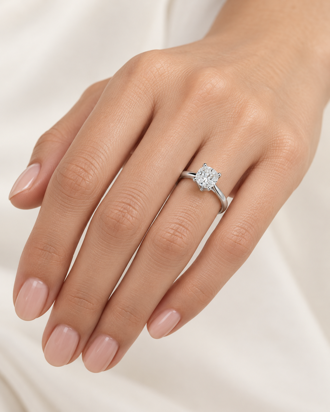 Anillo Solitario de Plata de Ley 925 con Moissanita 2 ct, detalle de la joya puesta