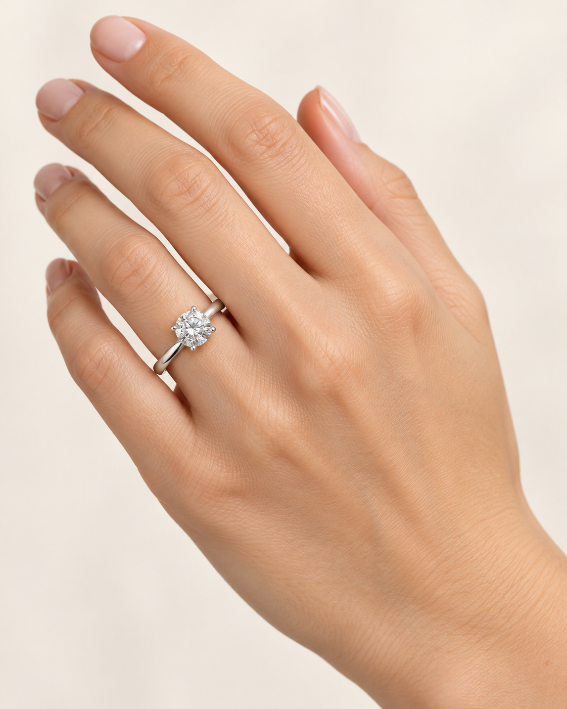 Anillo Solitario de Plata de Ley 925 con Moissanita 0,60 ct, detalle de la joya puesta