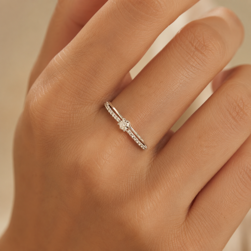 Anillo Americano de Oro Blanco de 9 Quilates con Diamantes