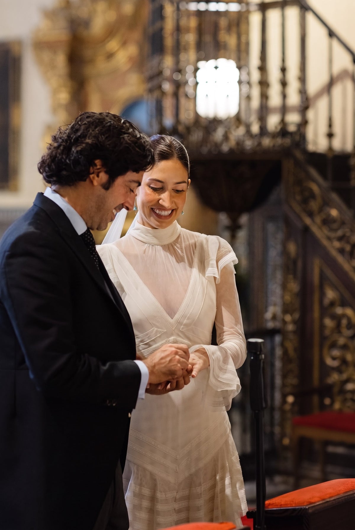 Novios intercambiando las alianzas en la iglesia, Joyería Fina García