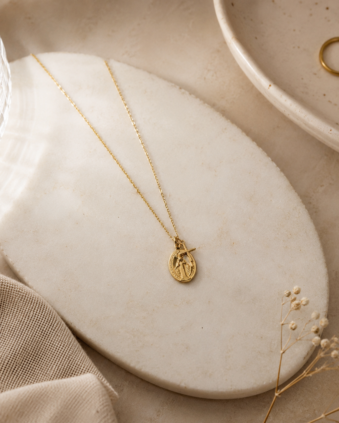 Colgante Virgen y Cruz de Acero con Baño de Oro