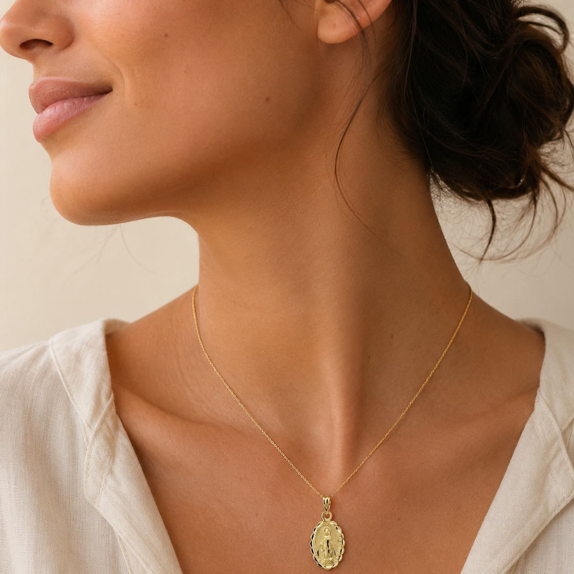 Medalla Virgen Milagrosa Oval Tallada de Oro de 18 Quilates