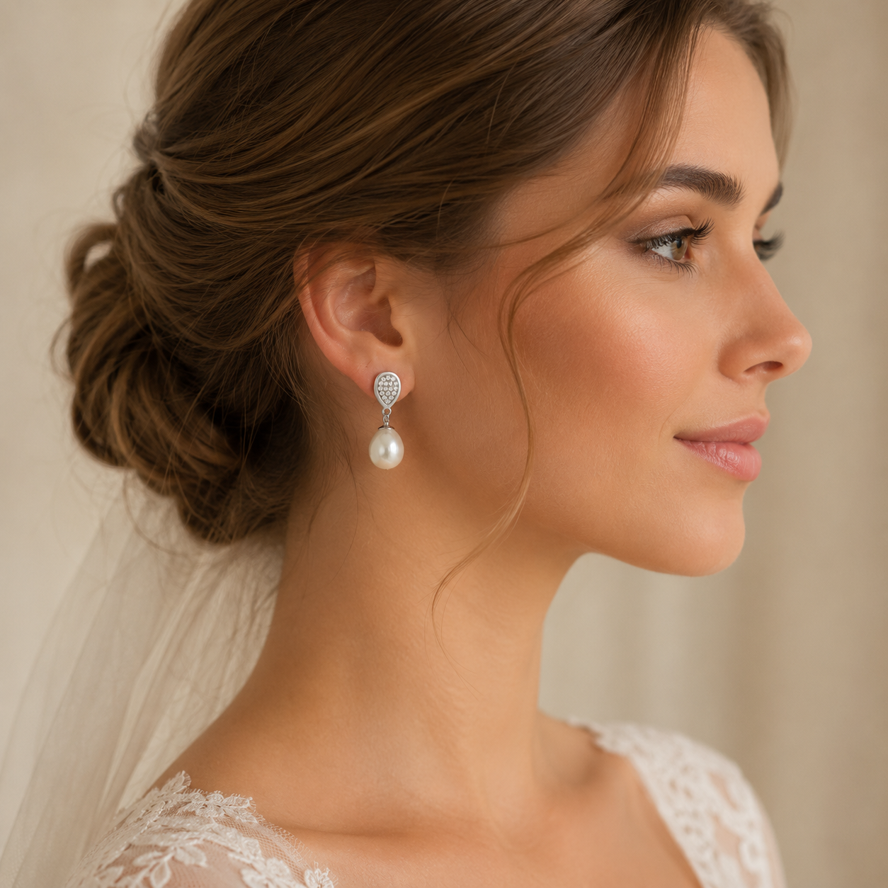Pendientes Largos Maggie de Oro Blanco 18K con Perla