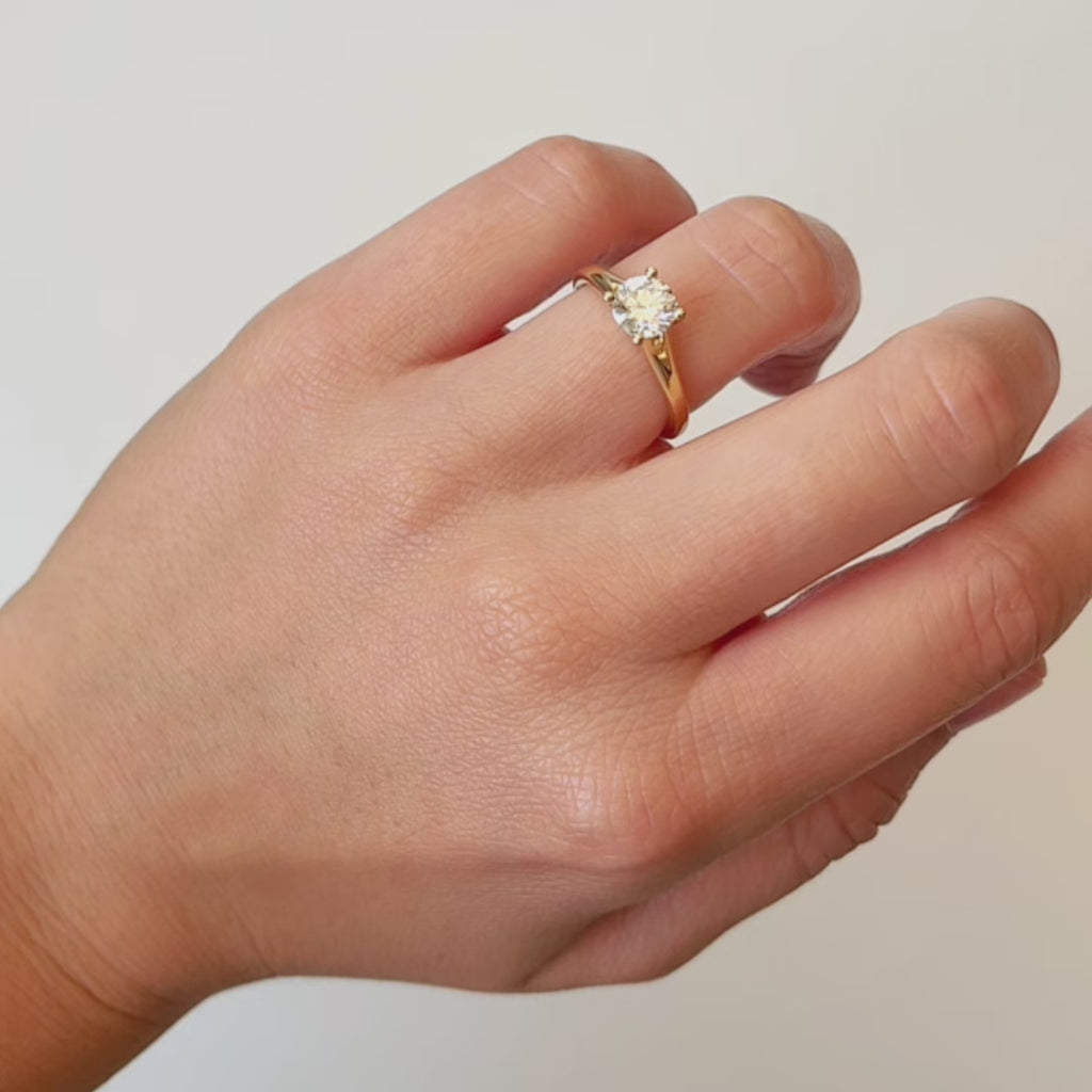 Anillo Solitario Fina con Diamante 1 Quilate en Oro 18 Kilates