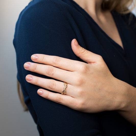 Anillo Bethany con dos Infinitos y con Circonita en Oro Amarillo 9 Kilates