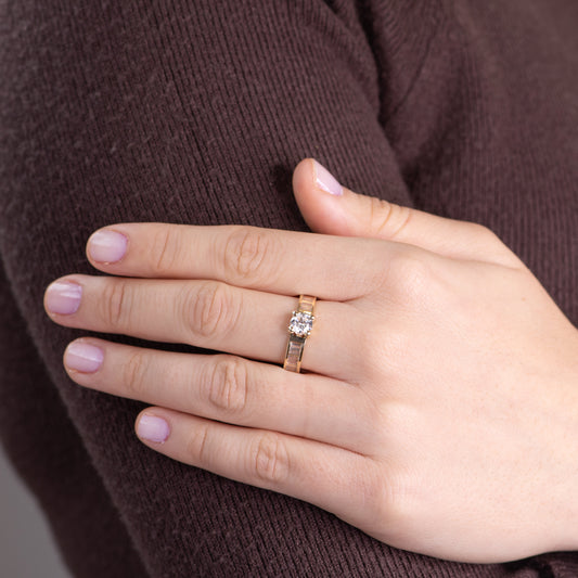 Anillo Lena Solitario Americano con Circonita en Oro Amarillo 18 Kilates