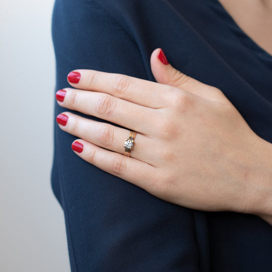 Anillo Celene Solitario con Circonita Central en Oro Tricolor de 9 Kilates