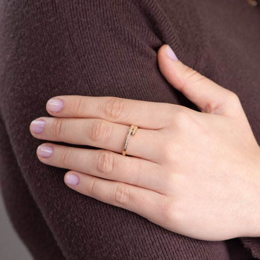 Anillo Maira Bandas Cortadas con Circonita en Oro Amarillo 9 Kilates