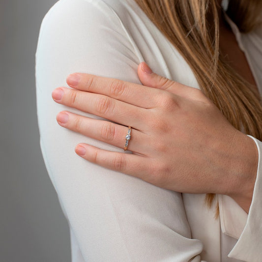 Anillo Jul Solitario con Circonitas de Oro Amarillo 18 Kilates