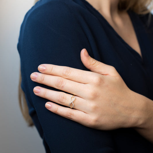 Anillo Edana con Infinito en Oro Amarillo 18 Kilates y con Circonita