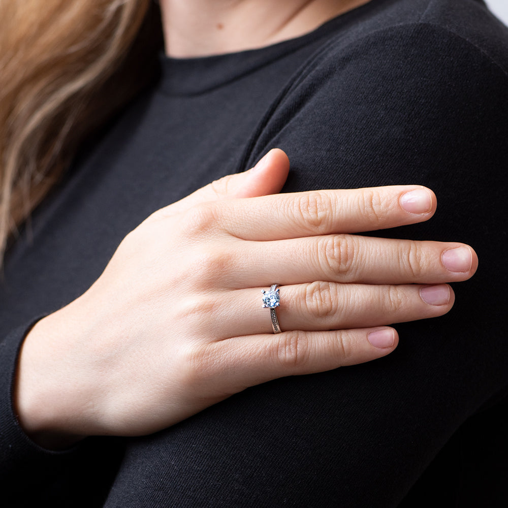 Anillo Solitario de Circonitas en Oro Blanco de 9 Quilates