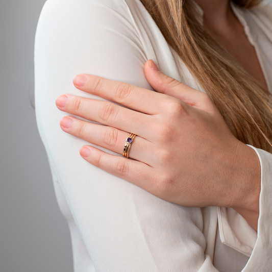 Anillo Solitario Cassy con Circonita Amatista en Oro Amarillo de 9 kilates