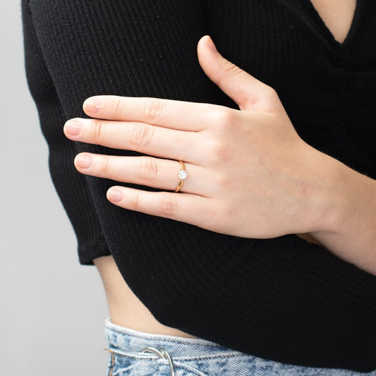 Anillo Solitario Alida con Circonita en Oro Amarillo 9 Kilates