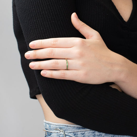 Anillo Media Alianza Cindy con Circonitas Esmeralda en Oro Amarillo 9 Kilates