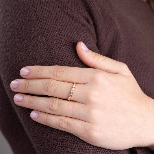 Anillo Gema Media Alianza con Circonitas Blancas en Oro Amarillo 18 Kilates