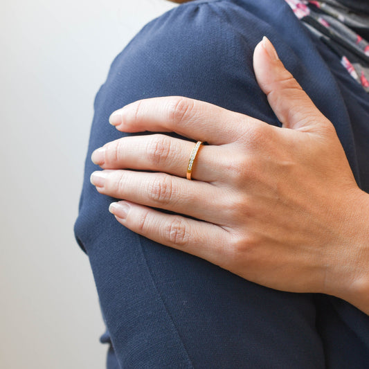 Media Alianza de Boda con 11 Diamantes de 0.20 Quilates en Carril