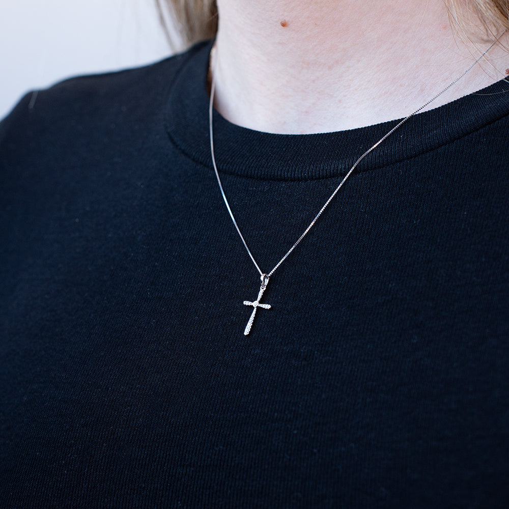 Colgante Cruz de Oro Blanco de 18 Quilates con Diamantes